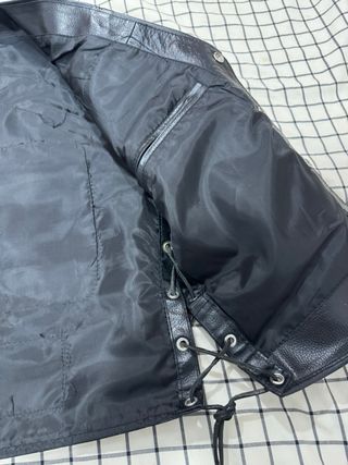 Chaleco de cuero negro
