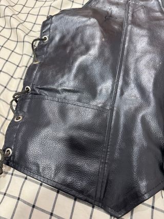 Chaleco de cuero negro