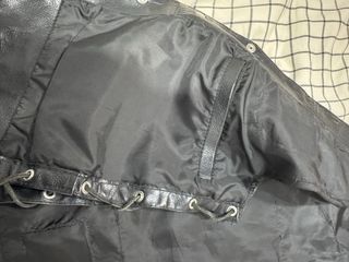 Chaleco de cuero negro