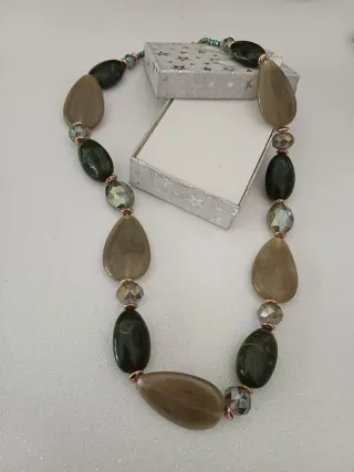 Collana con perle verdi e verde scuro