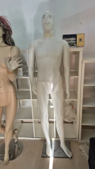 Maniquí femenino beige