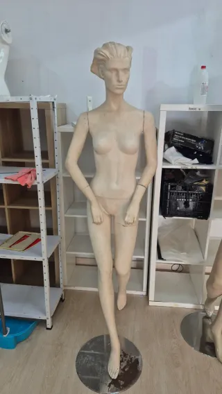 Maniquí femenino beige