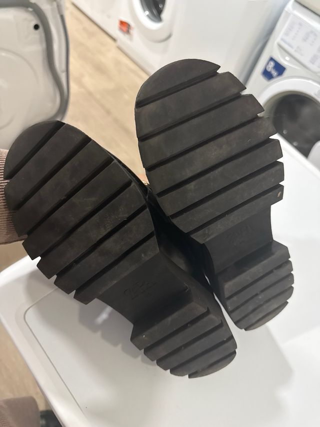 Mocasines negros con cadena dorada T40