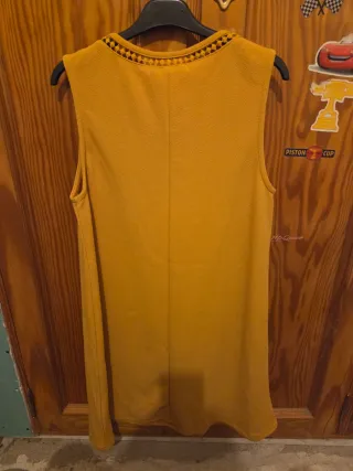 Vestido amarillo con detalles