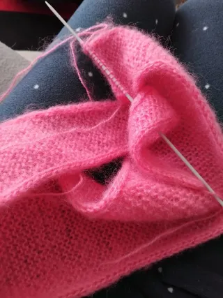 Bufanda Sophie tejida a crochet rosa