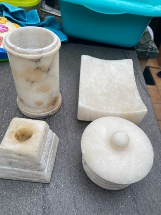 Set di pezzi decorativi in alabastro