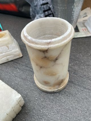 Set di pezzi decorativi in alabastro