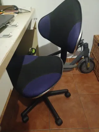 Silla de escritorio infantil negra y morada