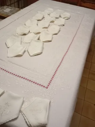 Mantelería bordada a mano Lagartera 24 servilletas