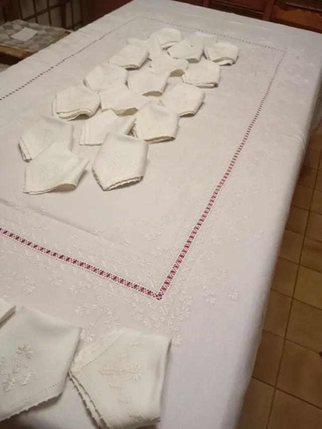 Mantelería bordada a mano Lagartera 24 servilletas