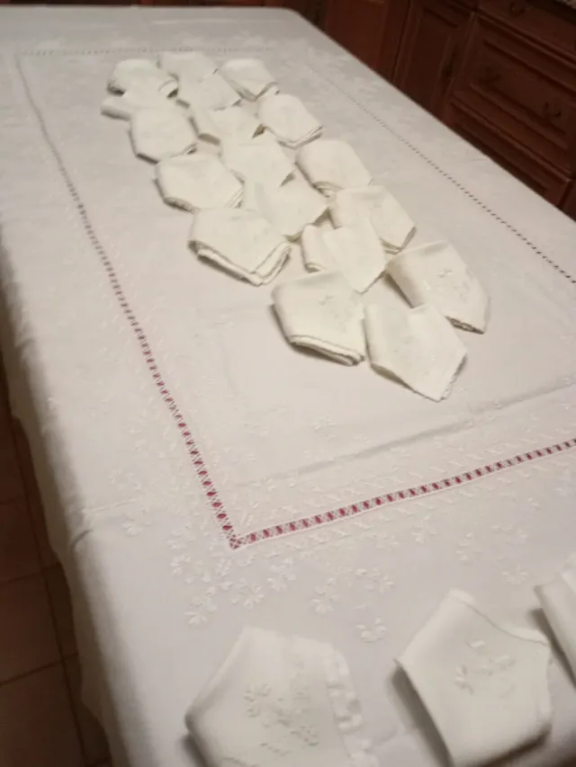 Mantelería bordada a mano Lagartera 24 servilletas