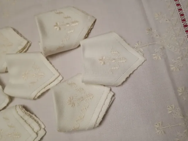 Mantelería bordada a mano Lagartera 24 servilletas