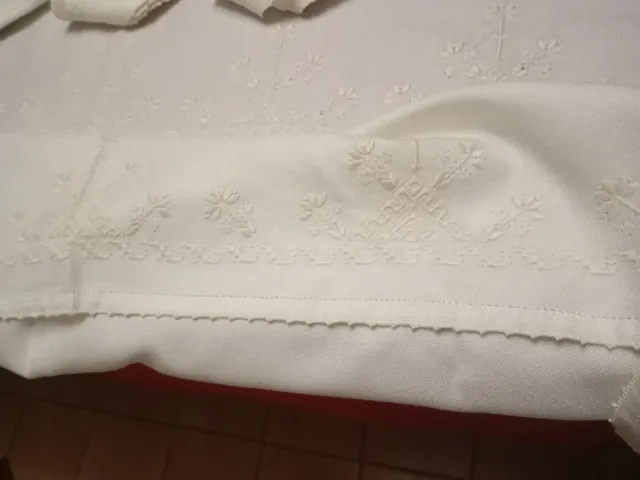 Mantelería bordada a mano Lagartera 24 servilletas