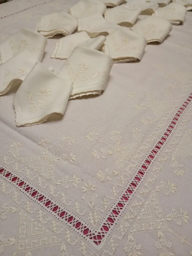 Mantelería bordada a mano Lagartera 24 servilletas