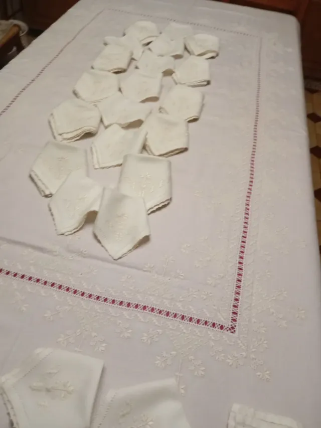 Mantelería bordada a mano Lagartera 24 servilletas