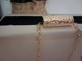 Bolso de fiesta clutch beige y dorado