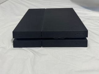 PlayStation 4 Original 1 TB + 1 Mando + 4 Juegos