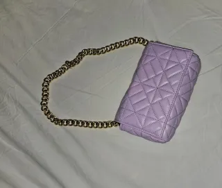 Bolso lila acolchado con cadena dorada