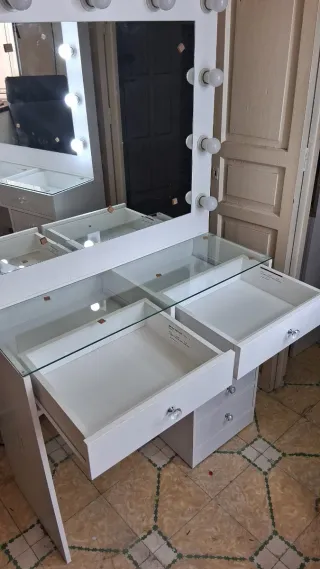 Tocador de maquillaje con luces