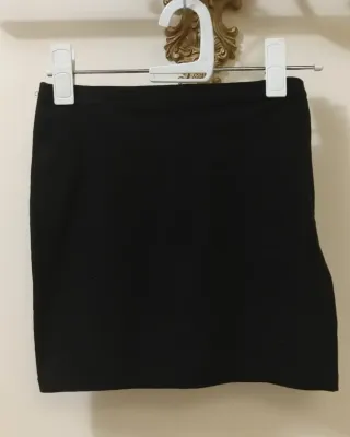 Minifalda negra recta Divided Talla 34