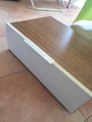 Cajón de madera blanco y marrón