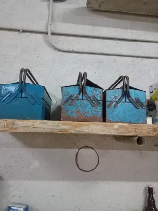 Cajas de herramientas azules metálicas