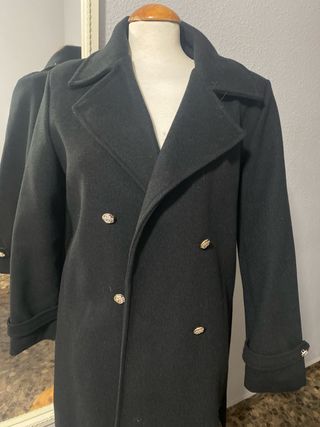 Abrigo negro con cuello de pelo