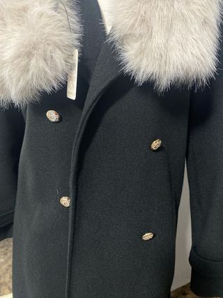 Abrigo negro con cuello de pelo
