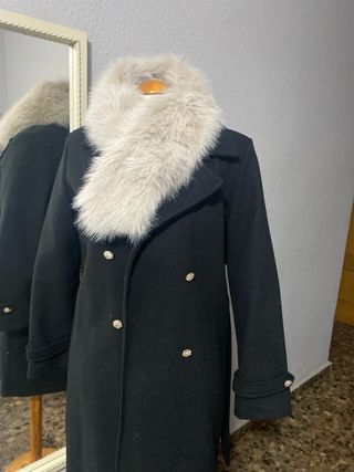 Abrigo negro con cuello de pelo