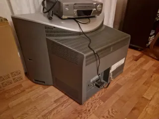 Televisor antiguo gris y plateado