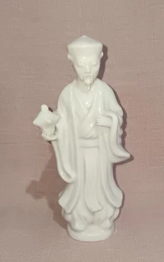 Figura porcelana china blanca hombre, 16 cm.