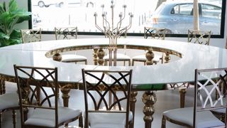 Mesa y Sillas de Lujo Doradas y Blancas
