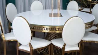 Mesa y Sillas de Lujo Doradas y Blancas