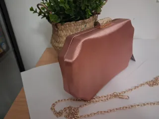 Elegante clutch rosa con cadena dorada