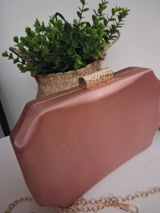 Elegante clutch rosa con cadena dorada