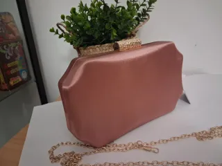 Elegante clutch rosa con cadena dorada