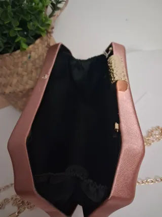 Elegante clutch rosa con cadena dorada