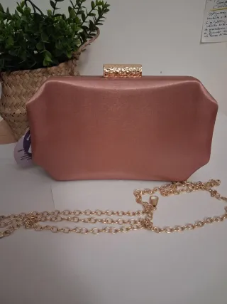 Elegante clutch rosa con cadena dorada