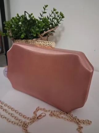 Elegante clutch rosa con cadena dorada