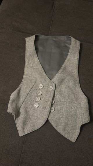 Chaleco gris con botones