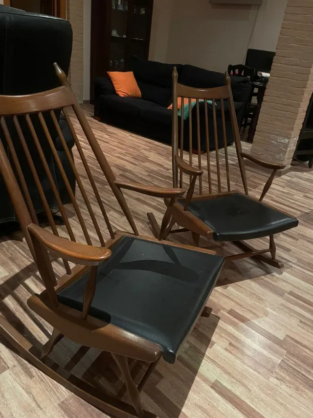 Juego 2 Mecedoras Antiguas Madera y Cuero