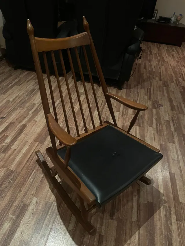 Juego 2 Mecedoras Antiguas Madera y Cuero