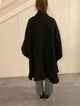 Abrigo capa Pinko negro talla XS pero equivale 38