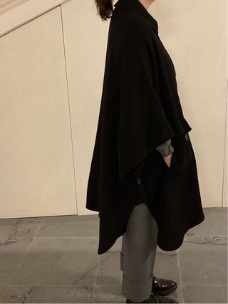 Abrigo capa Pinko negro talla XS pero equivale 38