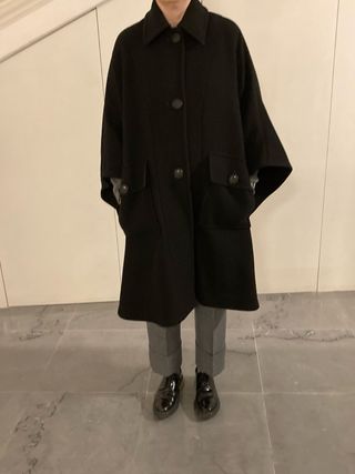 Abrigo capa Pinko negro talla XS pero equivale 38