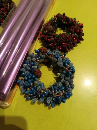 Velas moradas y adornos para velas