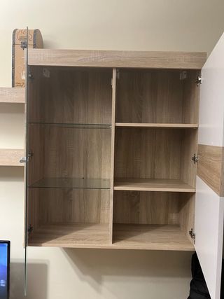 Vitrina de madera y cristal