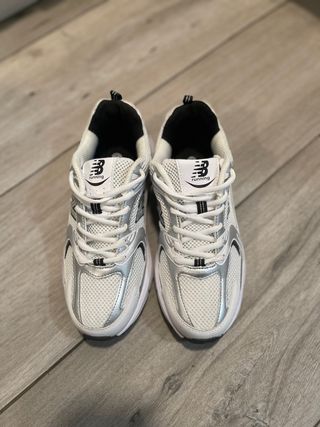Zapatillas New Balance plateadas y blancas