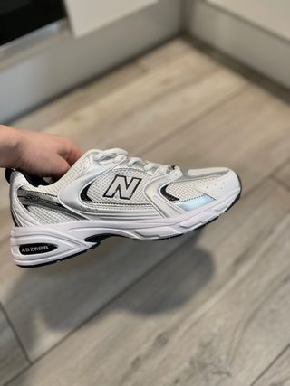 Zapatillas New Balance plateadas y blancas