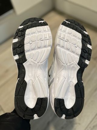 Zapatillas New Balance plateadas y blancas